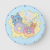 Anime Donut freut sich mit Tom, Jerry und Tuffy Runde Wanduhr (Vorderseite)