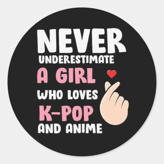 Anime & K-pop Quotes : Never Underestimate a Girl Runder Aufkleber (Vorderseite)