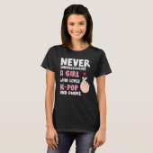 Anime & K-pop Quotes : Never Underestimate a Girl T-Shirt (Vorne ganz)