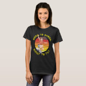 Anime Skateboarder Girl On Retro Sunset Template T-Shirt (Vorne ganz)