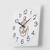 Anker auf der weißgetünchten Uhr der Wand aus Holz (Winkel)