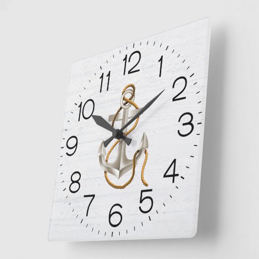 Anker auf der weißgetünchten Uhr der Wand aus Holz (Winkel)