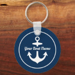 Anker für Personalisierte Schiffsnamen der Nautisc Schlüsselanhänger<br><div class="desc">Das Round nautical Schlüsselanhänger Design zeichnet sich durch ein schlichtes,  stilvolles marineblau-weißes Küstendesign mit Bootanker-Akzent aus. Personalisieren Sie den Skripttext mit dem Namen Ihres Bootes.</div>