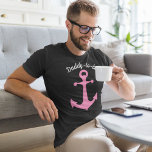 Ankerfarben mit benutzerdefiniertem Text, grafisch T-Shirt<br><div class="desc">Diese Grafik zeigt eine Ankerillustrierung des Schiffes in rosa mit dem oben angegebenen Text in weißer Schrift. Es ist perfekt,  um ein Tee zu machen,  um einen Vater zu feiern oder es mit Ihrem eigenen Slogan anpassen,  um T-Shirts für Oma,  Onkel,  Mütter und mehr zu machen.</div>