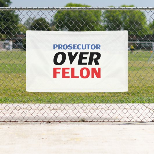 Anklägerin über Felon Typografie, rot-weiß Banner (Insitu)
