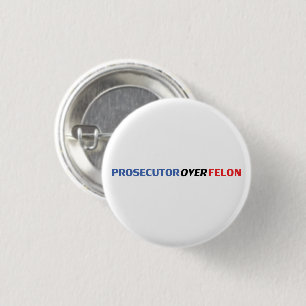 Anklägerin über Felon Typografie, rot-weiß Button