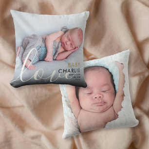 Ankündigung der Baby-Geburtsstatistik auf einem Fo Kissen