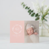 Ankündigung der Geburt eines Fotos mit Blumenkranz Postkarte (Stehend Vorderseite)