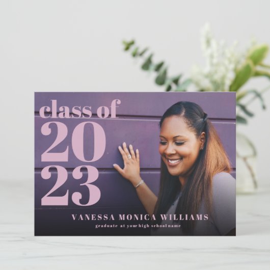 Ankündigung der Lavender Class 2022 Foto Abschluss (Stehend Vorderseite)