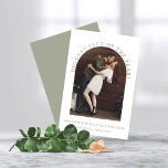 Ankündigung der Verlobung "Sage Green Arch Foto"<br><div class="desc">Ankündigung der Verlobung des modernen Arch Fotos. Lass deinen Freunden und Lieben von deinem größten Flex of the Year Bescheid zu wissen - deine Verlobung mit dieser kreativen und einzigartigen Ankündigung mit deinem Foto und unserem trendigen, stilvollen Boho-Boho-Bogen. Dieses ist modern weiss grün und weiß, aber alle Farben und Schriftart...</div>