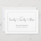 Ankündigung des Abschlusses der niedlichen Frau (Vorderseite)