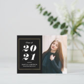 Ankündigung des Abschlusses in weißem Text Postkarte (Stehend Vorderseite)