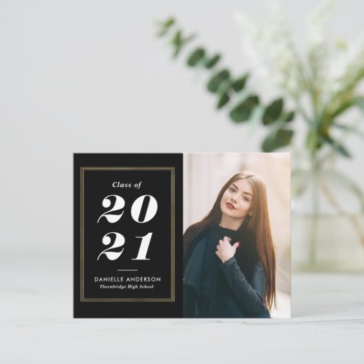 Ankündigung des Abschlusses in weißem Text Postkarte (Stehend Vorderseite)