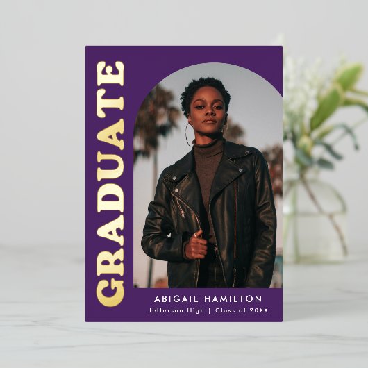 Ankündigung des Abschlusses "lila und goldene Fohl (Stehend vorne)