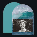 Ankündigung des Graduate Ocean Marine Science<br><div class="desc">Ankündigung eines Abschlusses für eine Meeresbiologie oder einen Wissenschaftsdiplom. Das Abstürzen der Meereswellen mit Platz für sein oder ihr Foto. Ganz oben steht "Glückwunsch" mit Namen und Informationen zur Schule. Das Foto ist mit dunkelblauen Linien umrissen. Laden Sie ein horizontales/landschaftsorientiertes Foto hoch. Blau grüne Meeresfarben mit weißem gedrucktem Text.</div>