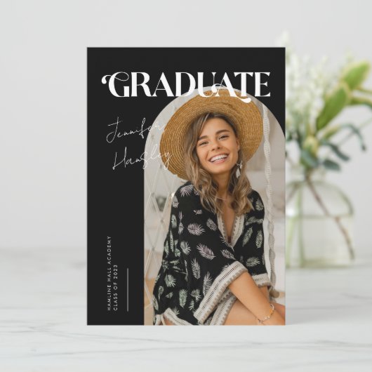 Ankündigung des Graduate Retro Black Arch Abschlus (Stehend Vorderseite)