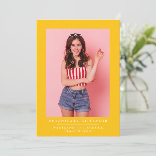 ANKÜNDIGUNG DES MINIMALISTISCHEN FOTOS (Stehend Vorderseite)