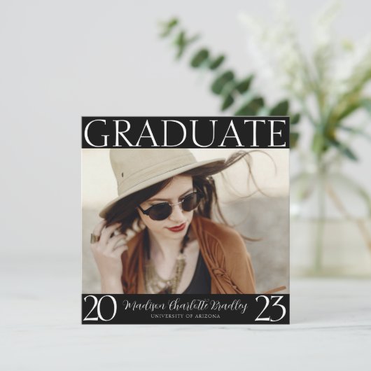 Ankündigung des modernen Schwarz-Weiß-Abschlusses (Stehend Vorderseite)