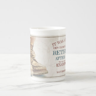 Ankündigung des Ruhestands mit alten Stiefeln V1.0 Porzellantasse
