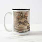 Ankündigung des Ruhestands mit alten Stiefeln V1.0 Zweifarbige Tasse (Links)