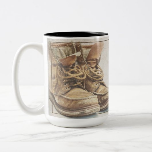Ankündigung des Ruhestands mit alten Stiefeln V2.0 Zweifarbige Tasse (Links)