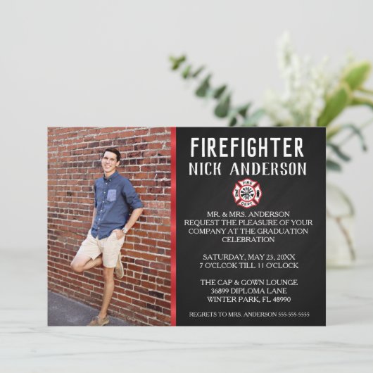 Ankündigung des trendy Firefighter School Abschlus (Stehend Vorderseite)