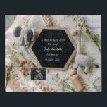 Ankündigung einer neutralen Schwangerschaft Puzzle<br><div class="desc">Eine charmante,  neutrale Boho-Schwangerschaftsankündigung,  die perfekt ist,  um mit Ihren Lieben eine fröhliche Nachricht zu teilen,  mit einem weichen Krochet-Elefanten und Giraffe-Plushie-Holzakzenten und einer gemütlichen ästhetischen Ideal für eine geschlechtsneutrale Schwangerschaftsankündigung.</div>