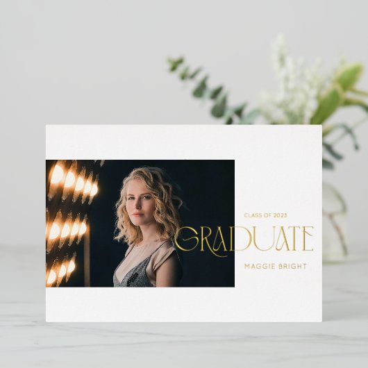 Ankündigung eines Hochschulabsolventen 2023 in ein (Stehend vorne)