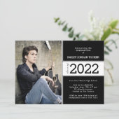 Ankündigung eines kühlen Schwarz-Weiß-Abschlusses  (Stehend Vorderseite)