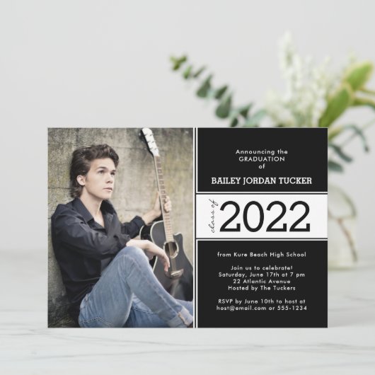 Ankündigung eines kühlen Schwarz-Weiß-Abschlusses  (Stehend Vorderseite)