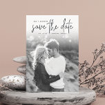 Ankündigung | FOTO SAVE THE DATE<br><div class="desc">Ein modernes und stilvolles Save the Date Design mit einem weichen Schwarz-Text-Overlay und einem voll blutbedruckten, senkrechten oder porträtorientierten Foto. "Save the Date" erscheint oben in der Hand gezeichnete Skripttypografie, mit Ihren Namen, Hochzeitstag und Standort in das Design stecken. Fügen Sie auf der Rückseite weitere Details hinzu, wie z.B. Ihre...</div>