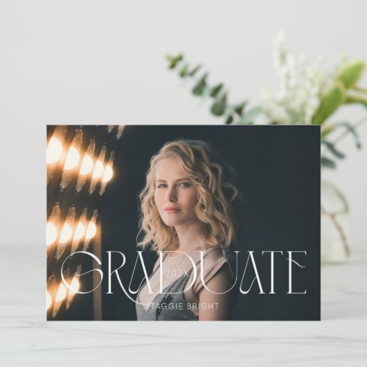 Ankündigung moderner Hochschulabsolventen (Stehend Vorderseite)