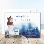 Ankündigung über den Bau eines Leuchtturms an der  Postkarte<br><div class="desc">Schöne Aquarell neue Zuhause-Ankündigung mit einem rot-weißen Leuchtturm an der Küste mit einer dunkelblauen Aquarellwäsche.</div>