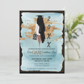 Ankündigung von Abschluss Einladung weißes Kleid (Stehend Vorderseite)