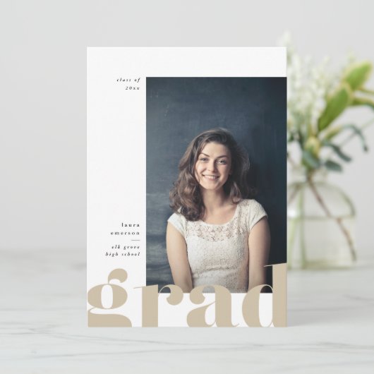 Ankündigung von Big Bold Type-Abschlüssen (Stehend Vorderseite)