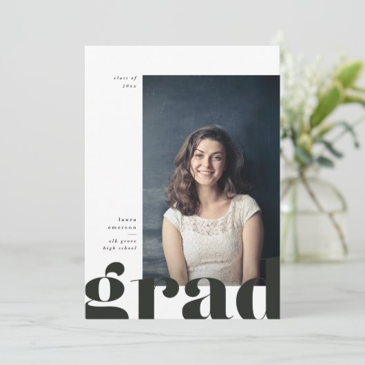 Ankündigung von Big Bold Type-Abschlüssen (Stehend Vorderseite)