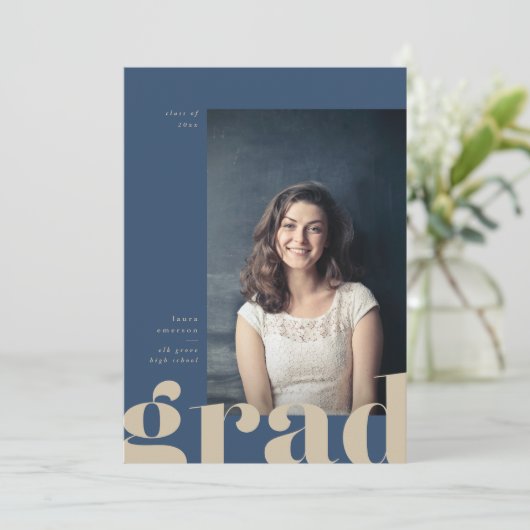 Ankündigung von Big Bold Type-Abschlüssen (Stehend Vorderseite)