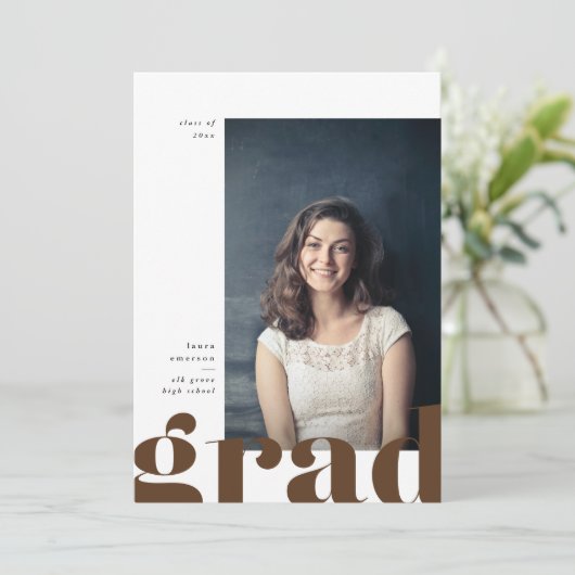 Ankündigung von Big Bold Type-Abschlüssen (Stehend Vorderseite)