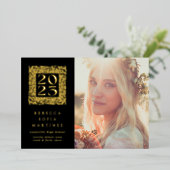 Ankündigung von Black and Gold Abschluss Foto (Stehend vorne)