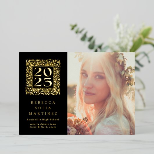 Ankündigung von Black and Gold Abschluss Foto (Stehend vorne)