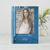 Ankündigung von Blue Drapery Abschluss (Stehend Vorderseite)