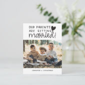Ankündigung von Eltern, die heiraten Kinder (Stehend Vorderseite)