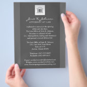 Ankündigung von Flyer der Anwaltskanzlei (Hand)