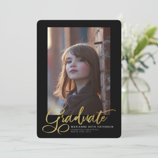 Ankündigung von Graduate Gold Script Foto Abschlus (Stehend Vorderseite)