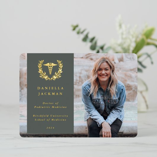 Ankündigung von Green Caduceus Medical Abschluss (Stehend vorne)