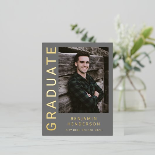 Ankündigung von Grey Foto Gold Foil Boy Abschluss (Stehend vorne)