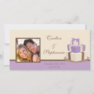 Ankündigung von lila/braun Hochzeitstorte Foto