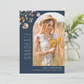 Ankündigung von Navy Blue Wildblume Abschluss Foto (Stehend Vorderseite)