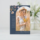 Ankündigung von Navy Blue Wildblume Abschluss Foto (Stehend Vorderseite)