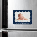 Ankündigung von Navy Modern Scalloped Frame Birth Magnet<br><div class="desc">Moderner Geburtsankündigungsmagnet mit dem Foto Ihres Babys,  das sich in einem von der Marine geschossenen Rahmen befindet. Personalisieren Sie den Ankündigungs-Magneten der Marine,  indem Sie den Namen Ihres Babys und zusätzliche Informationen in weißer Schrift hinzufügen.</div>